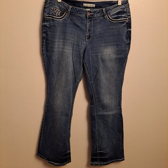EST.1946 Denim Contemporary Distressed Embroidered Pocket Jeans W/Riveting Detai - Picture 3 of 8